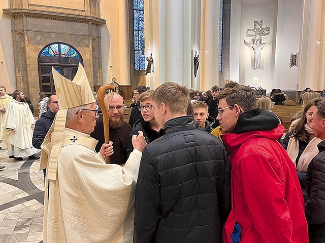 Po Mszy św. abp Wiktor Skworc rozmawiał z młodzieżą.
