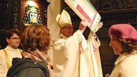 Na zakończenie Mszy św. uczestnicy wręczyli arcybiskupowi bilet na ŚDM w Lizbonie.