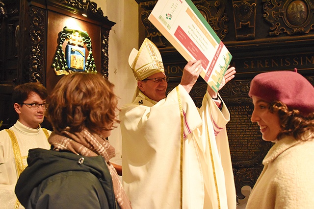 Na zakończenie Mszy św. uczestnicy wręczyli arcybiskupowi bilet na ŚDM w Lizbonie.