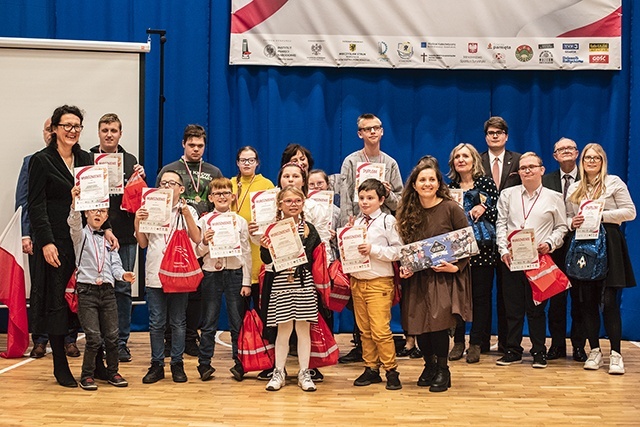 Najlepsi uczniowie otrzymali dyplomy i nagrody.