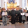 Laureaci Pro Ecclesia et Populo 2022 wraz z metropolitą gdańskim.