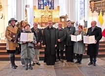 Laureaci Pro Ecclesia et Populo 2022 wraz z metropolitą gdańskim.