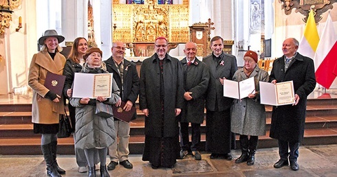 Laureaci Pro Ecclesia et Populo 2022 wraz z metropolitą gdańskim.