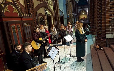 W oprawę liturgii włączyła się schola z zespołem instrumentalnym.