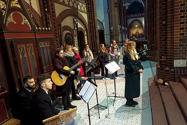 W oprawę liturgii włączyła się schola z zespołem instrumentalnym.