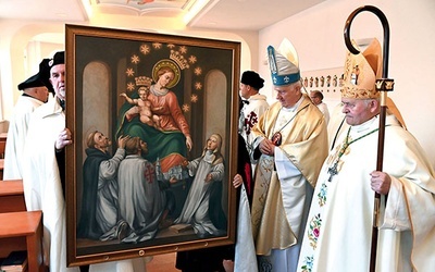 Moment wniesienia kopii obrazu Matki Bożej Różańcowej.