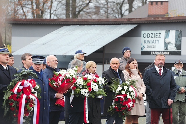 W uroczystościach wzięli udział delegaci wielu instytucji.
