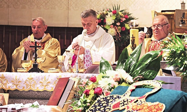 Jubileuszowa Eucharystia. Przy cisieckim ołtarzu z bp. Romanem Pindlem  ks. prał. Władysław Nowobilski (z lewej) i ks. Piotr Pokojnikow. 