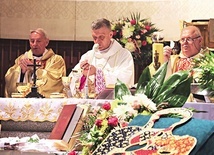 Jubileuszowa Eucharystia. Przy cisieckim ołtarzu z bp. Romanem Pindlem  ks. prał. Władysław Nowobilski (z lewej) i ks. Piotr Pokojnikow. 