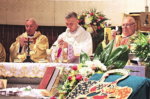 Jubileuszowa Eucharystia. Przy cisieckim ołtarzu z bp. Romanem Pindlem  ks. prał. Władysław Nowobilski (z lewej) i ks. Piotr Pokojnikow. 