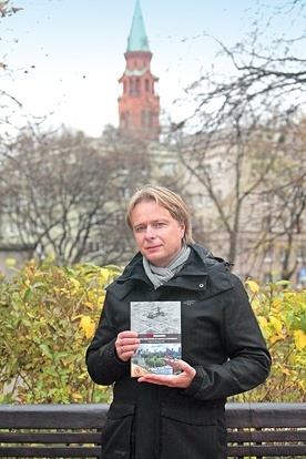 Wojciech A. Szota  ze szczególną starannością opisał dzieje świątyni i dzielnicy.