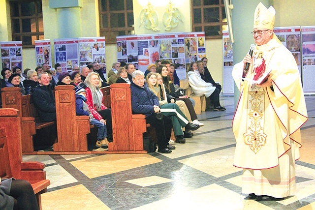 ▲	– Wasz błogosławiony rówieśnik przypomina, że możemy żyć tak jak on i wygrać swoje życie  – powiedział w Ciechanowie bp Stułkowski.