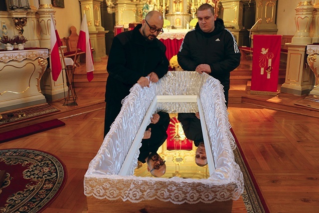 ▲	– Prosiłem, aby ludzie podeszli i zobaczyli w tej trumnie swoją parafię. W lustrze zobaczyli siebie. Chodzi o to, żebyśmy byli bliżej Jezusa, bo tylko wtedy będziemy żyć – mówił proboszcz ks. Andrzej Zych.