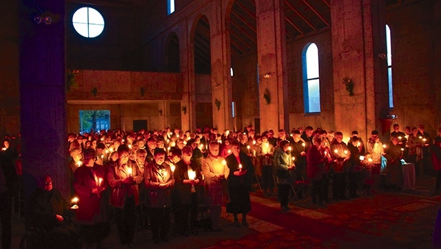 ▲	Płomień świecy, z którą przychodzimy na Roraty, to symbol Chrystusa – Światłości świata, który trzeba ochraniać i przekazywać dalej. Na zdjęciu liturgia w budującym się kościele w Modlinie-Twierdzy.