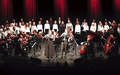 	 Pierwszy koncert finałowy wykonała OKFN pod dyrekcją J. Lewtaka. Orkiestrze towarzyszył chór skierniewickich szkół muzycznych.