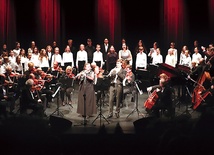 	 Pierwszy koncert finałowy wykonała OKFN pod dyrekcją J. Lewtaka. Orkiestrze towarzyszył chór skierniewickich szkół muzycznych.