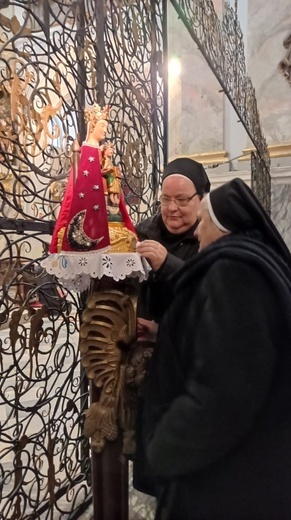 Pielgrzymka sióstr marianek do bardzkiego sanktuarium