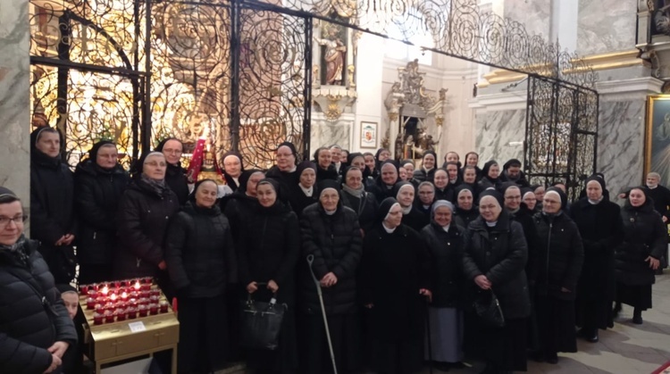 Pielgrzymka sióstr marianek do bardzkiego sanktuarium