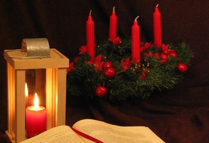 Za chwilę na adwentowym wieńcu zapłonie pierwsza z czterech świec, symbolizujących cztery niedziele Adwentu. 