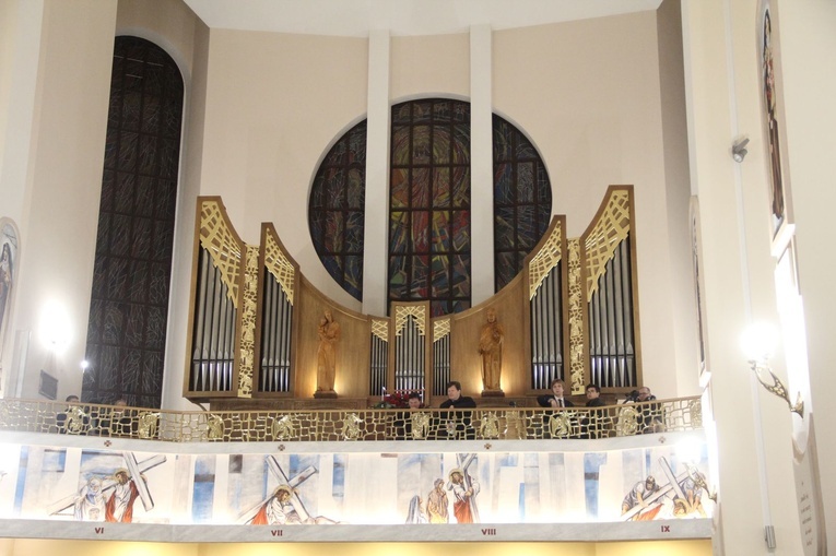 Tarnów. Poświęcenie organów w kościele Matki Bożej Szkaplerznej