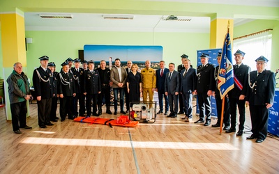Sprzęt w obecności parlamentarzystów, samorządowców, szefostwa komendy wojewódzkiej PSP w Kielcach został przekazany przez przedstawicieli Enei Elektrowni Połaniec. 