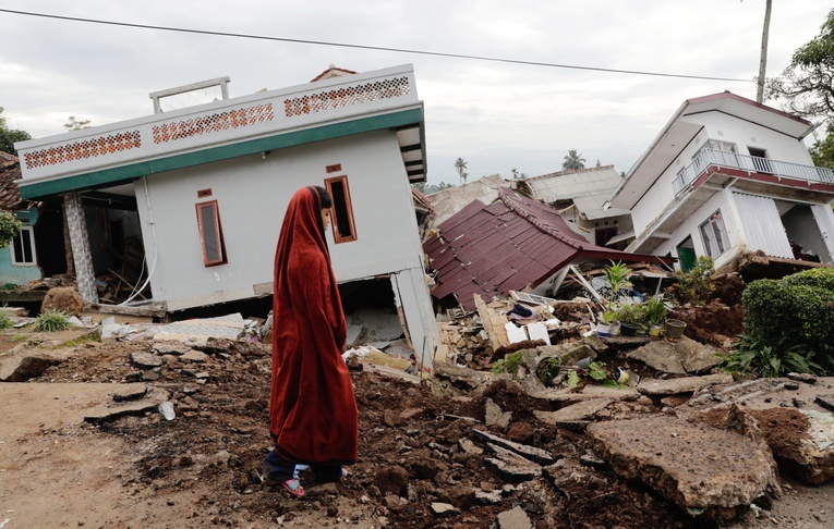Już 271 zabitych w trzęsieniu ziemi na Jawie, 40 osób zaginionych