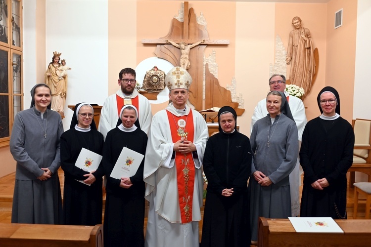 Błogosławieństwo 6 sióstr na nadzwyczajnych szafarzy Komunii św.