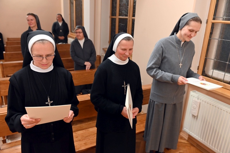 Błogosławieństwo 6 sióstr na nadzwyczajnych szafarzy Komunii św.