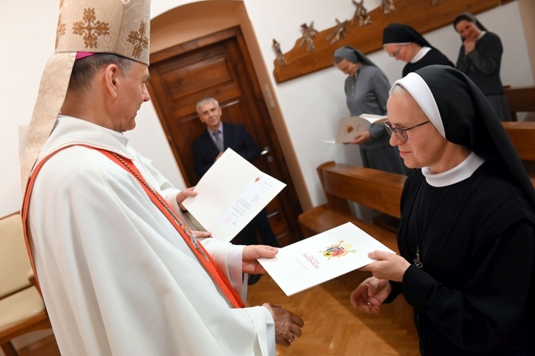 Błogosławieństwo 6 sióstr na nadzwyczajnych szafarzy Komunii św.