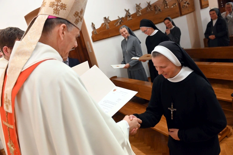 Błogosławieństwo 6 sióstr na nadzwyczajnych szafarzy Komunii św.