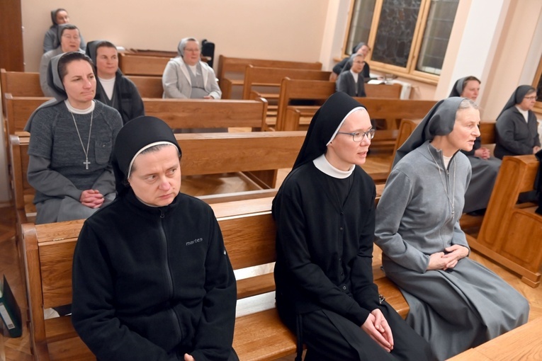 Błogosławieństwo 6 sióstr na nadzwyczajnych szafarzy Komunii św.