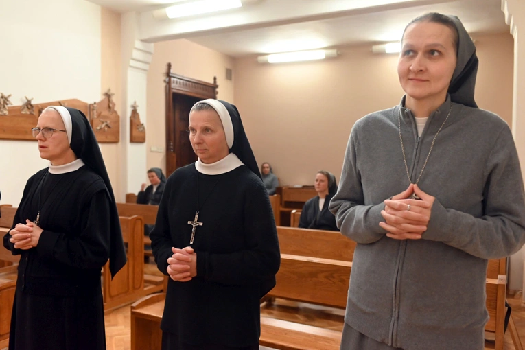 Błogosławieństwo 6 sióstr na nadzwyczajnych szafarzy Komunii św.