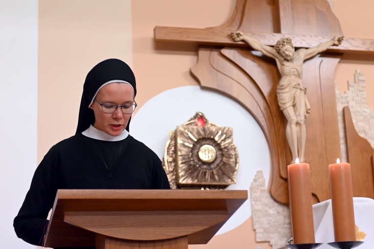 Błogosławieństwo 6 sióstr na nadzwyczajnych szafarzy Komunii św.