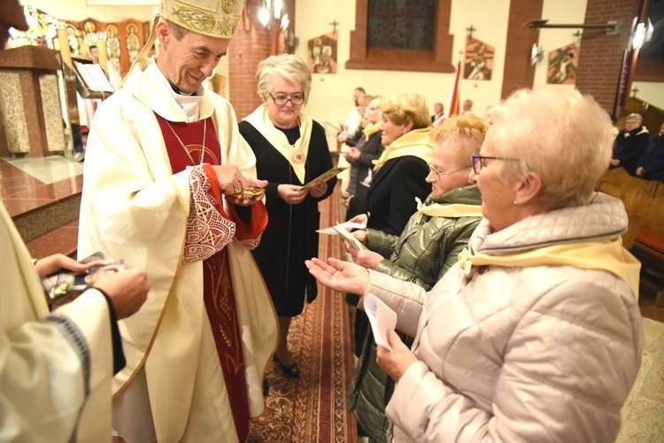 Wręczenie medalików.