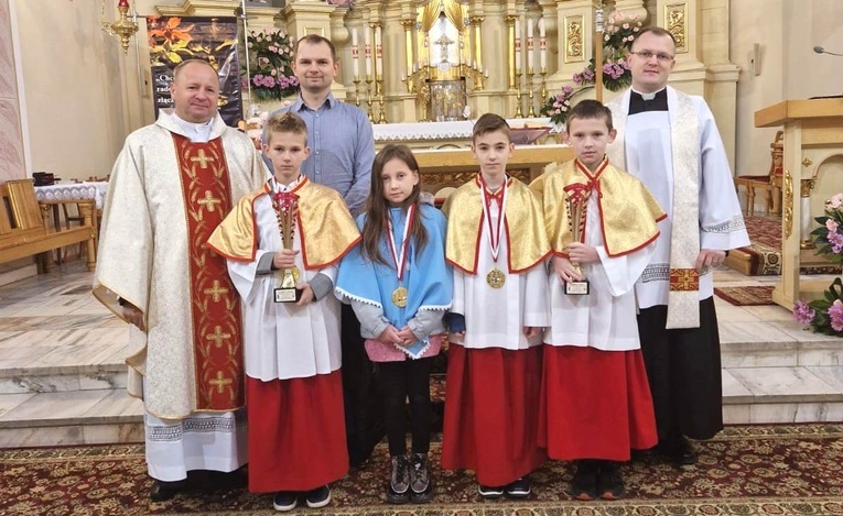 Z pucharami i medalami już w rodzinnej parafii.