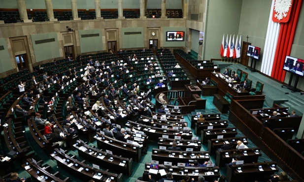 Na sali plenarnej Sejmu wyłączono światło na znak solidarności z Ukrainą