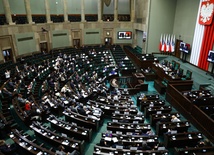 Na sali plenarnej Sejmu wyłączono światło na znak solidarności z Ukrainą