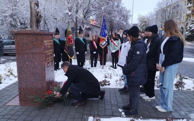 Tarnobrzeg. Trójka zaopiekuje się pomnikiem