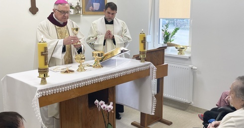 Biskup pobłogosławił kaplicę w pilskim hospicjum