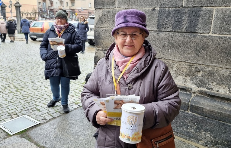 Przez całą niedzielę wolontariusze zbierali ofiary na rzecz hospicjum.