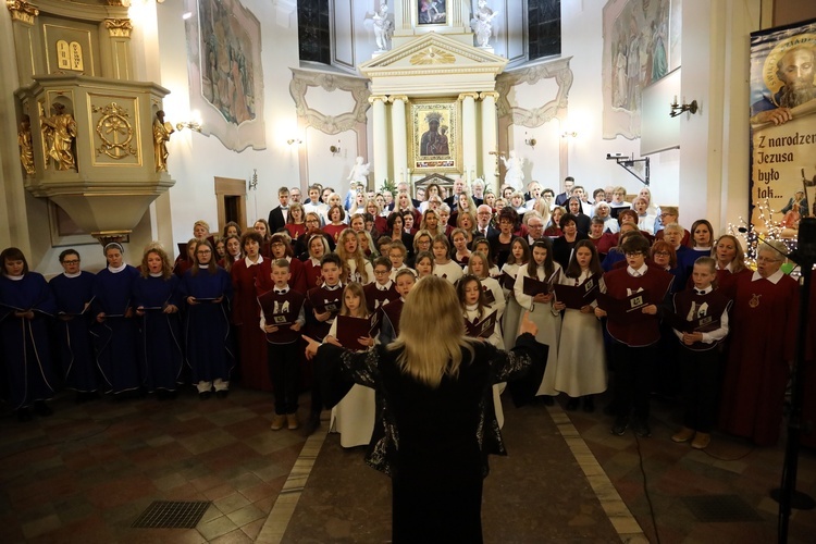 Połączone chóry wykonały pieśń "Z dawna Polski Tyś Królową".