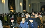 W modlitewnym czuwaniu wzięło udział około 400 osób.