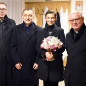 Olga Bończyk i Robert Grudzień z proboszczem ks. Markiem Janasem (z prawej) i ks. Dariuszem Frydrychem.
