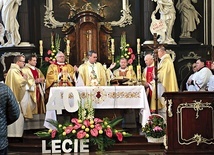 	Razem z biskupem przy ołtarzy stanęli kapłani związani z parafią: proboszczowie (aktualny i byli) oraz wikariusze.