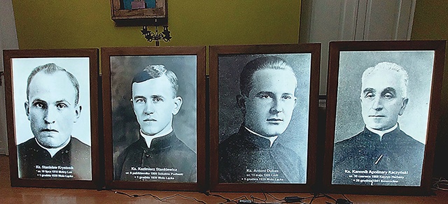 Portrety czterech duchownych – duszpasterzy par. św. Marcina, zawisły na początku Adwentu w parafii pw. św. Marcina.