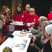 ▲	Młodzi ze szkolnych kół Caritas usługiwali uczestnikom bielskiego świętowania.