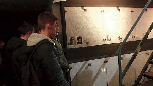 ▲	Młodzi w miejscu pochówku arystokratów patriotów.