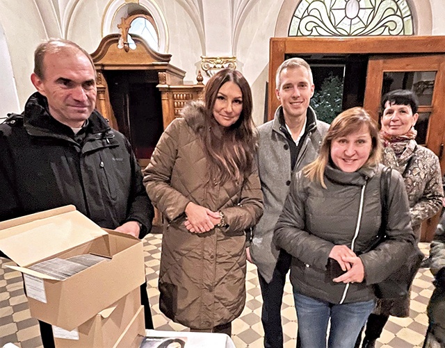 ▲	Ks. Zbigniew Zachorek z gośćmi i parafianami.