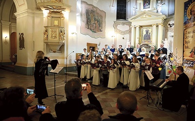 Wspólne muzykowanie chóru Michael i Świętokrzyskie Bemolki pod batutą Ewy Jurkowskiej-Siwiec.