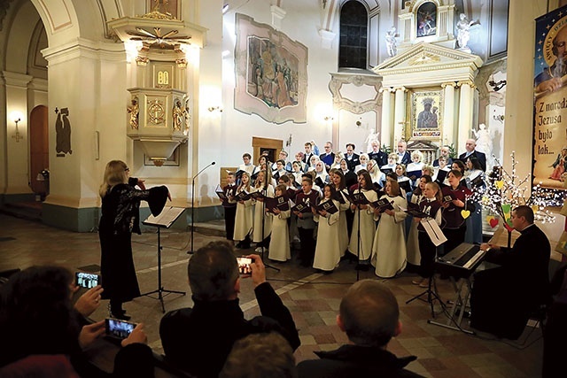 Wspólne muzykowanie chóru Michael i Świętokrzyskie Bemolki pod batutą Ewy Jurkowskiej-Siwiec.